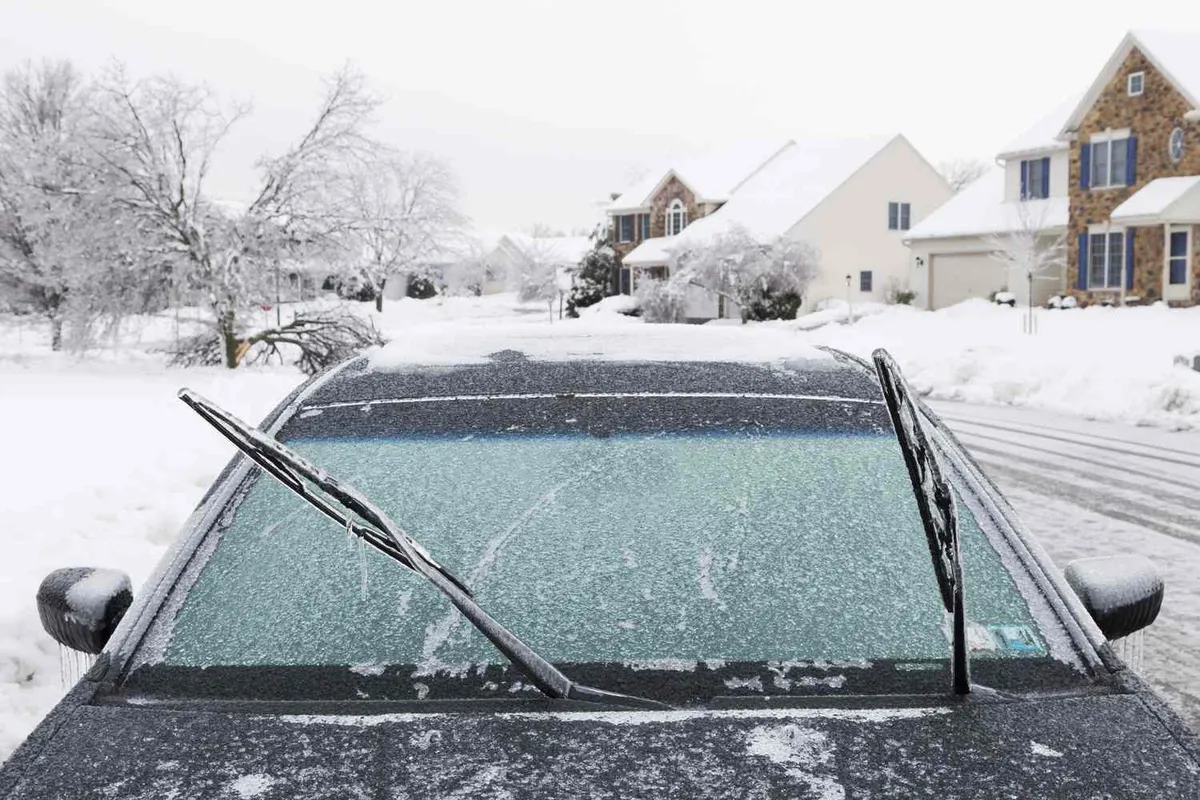 Waarom u uw ruitenwissers omhoog zet voordat het sneeuwt